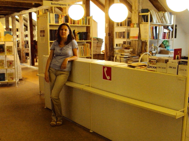 mensch 29 (5).JPG - Olga, Bibliothekarin und Kinderbuchautorin in der Deutschen Bibliothek im Freilichtmuseum Alt-Sarepta